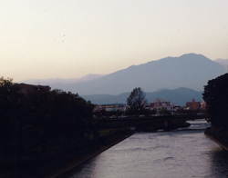 遠く岩手山を望む-大会会場から