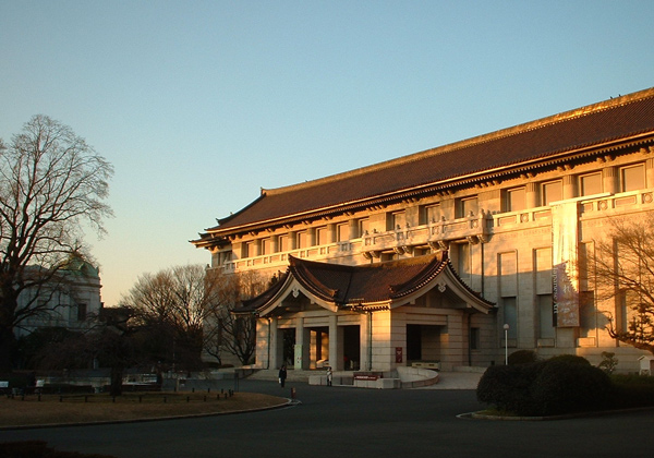 夕映えの東京国立博物館・本館