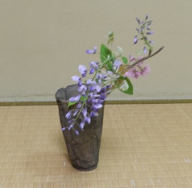 テーブルの茶花